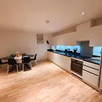 Modern And Spacious 2 Bedroom Flat In Streatham