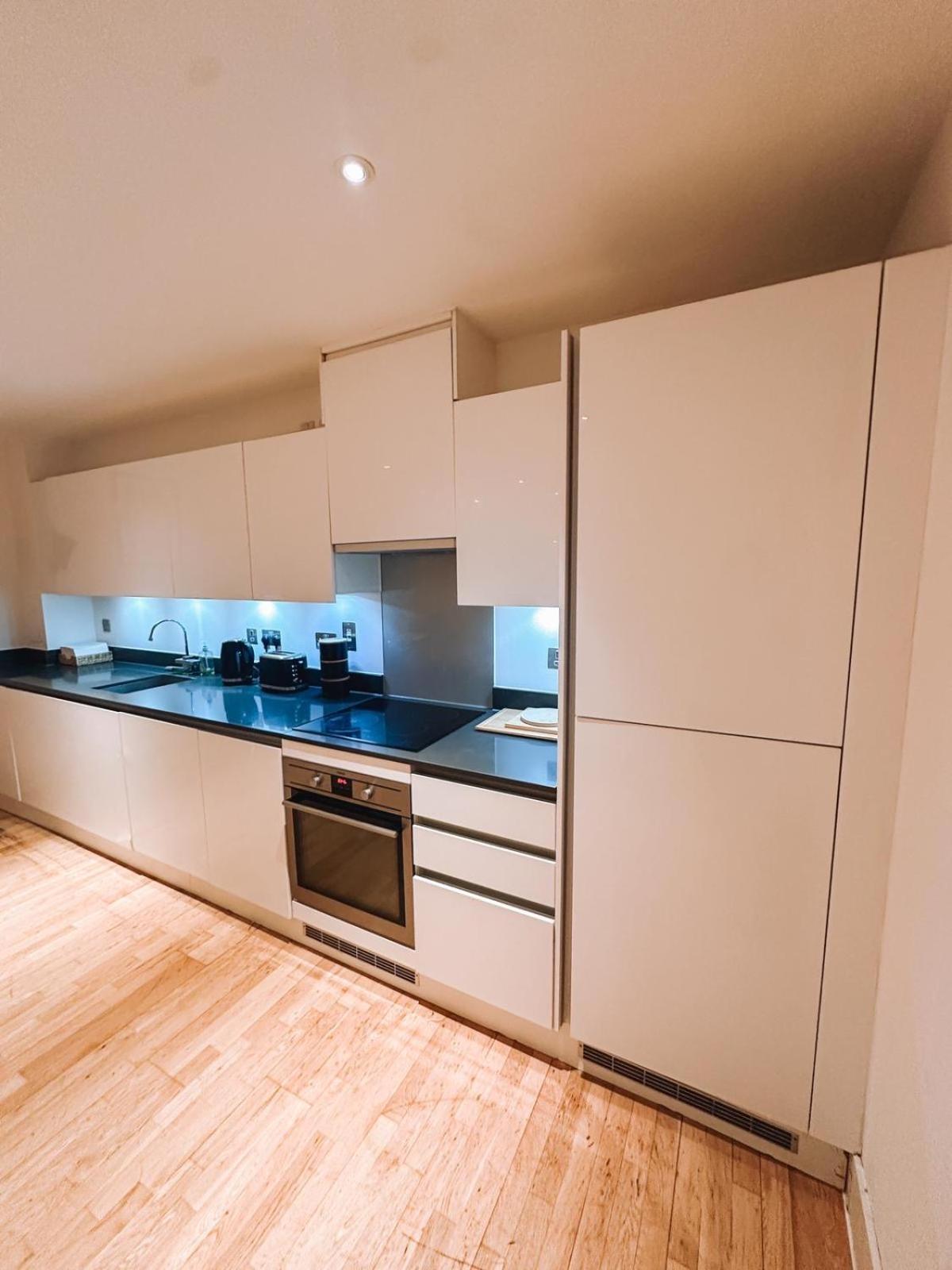 Modern And Spacious 2 Bedroom Flat In Streatham * London