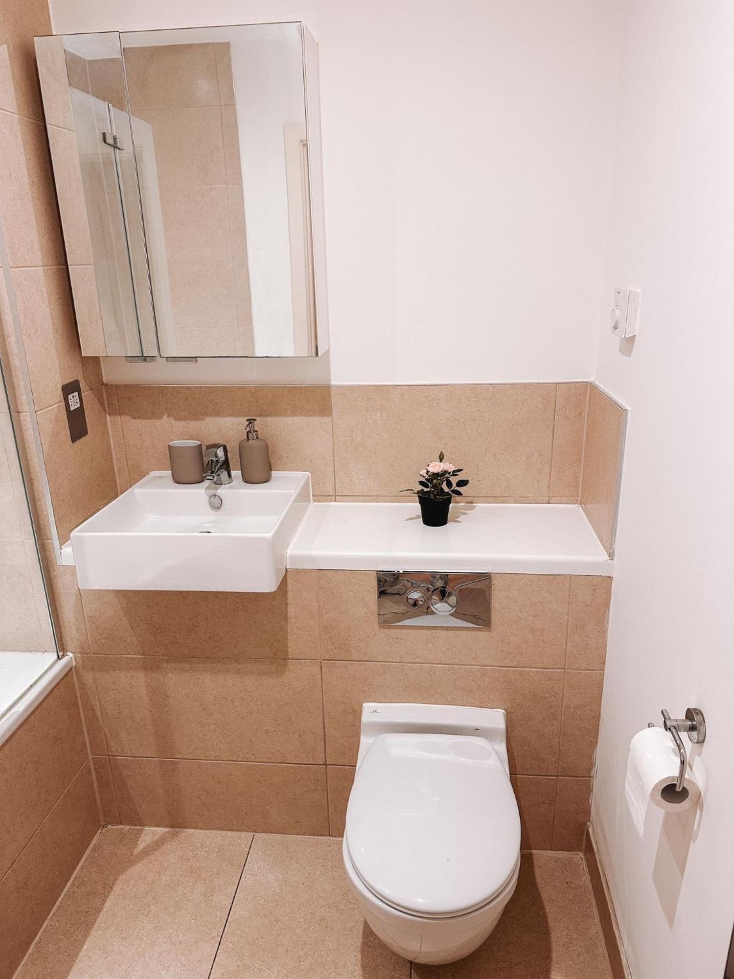 Modern And Spacious 2 Bedroom Flat In Streatham Apartment London