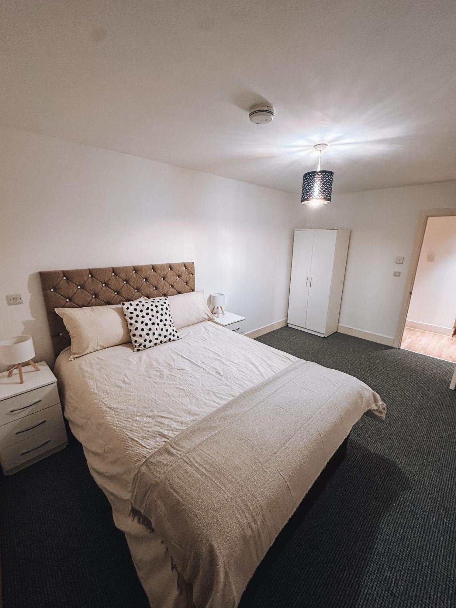 Modern And Spacious 2 Bedroom Flat In Streatham *