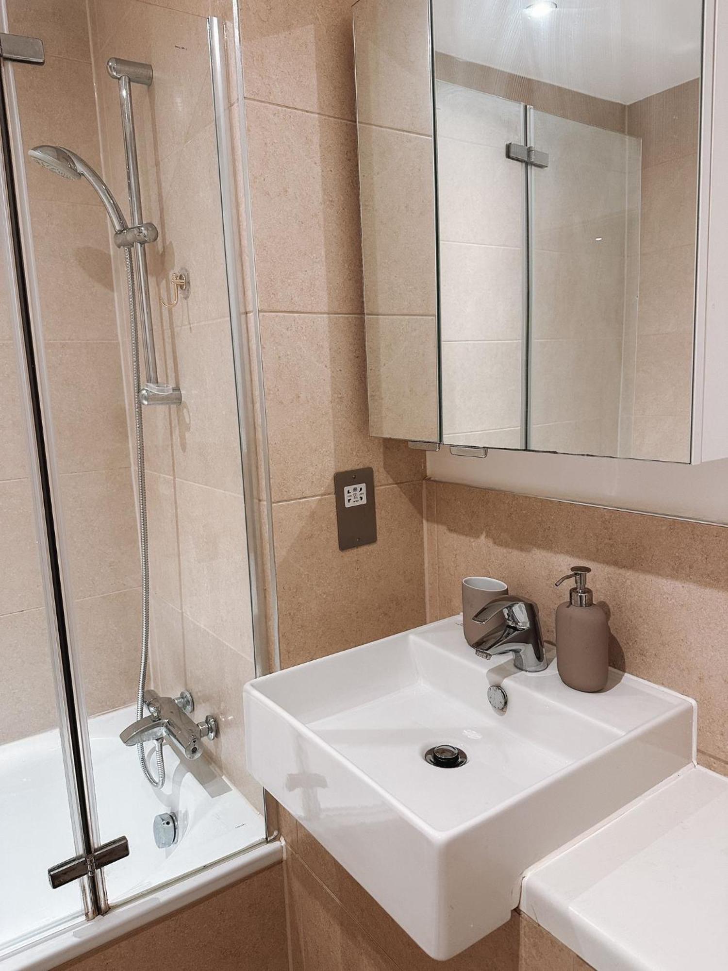 Modern And Spacious 2 Bedroom Flat In Streatham * London
