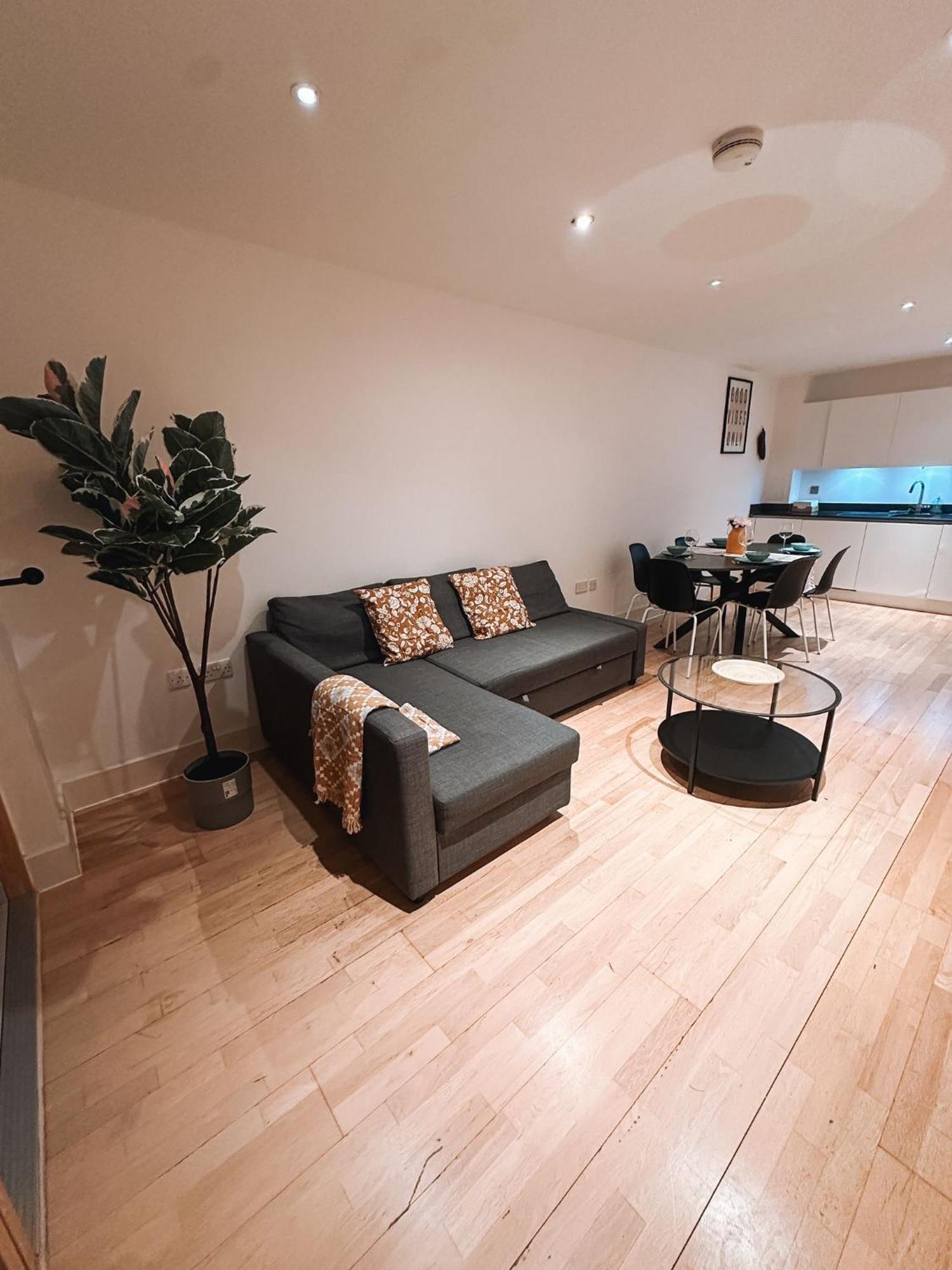 Modern And Spacious 2 Bedroom Flat In Streatham *