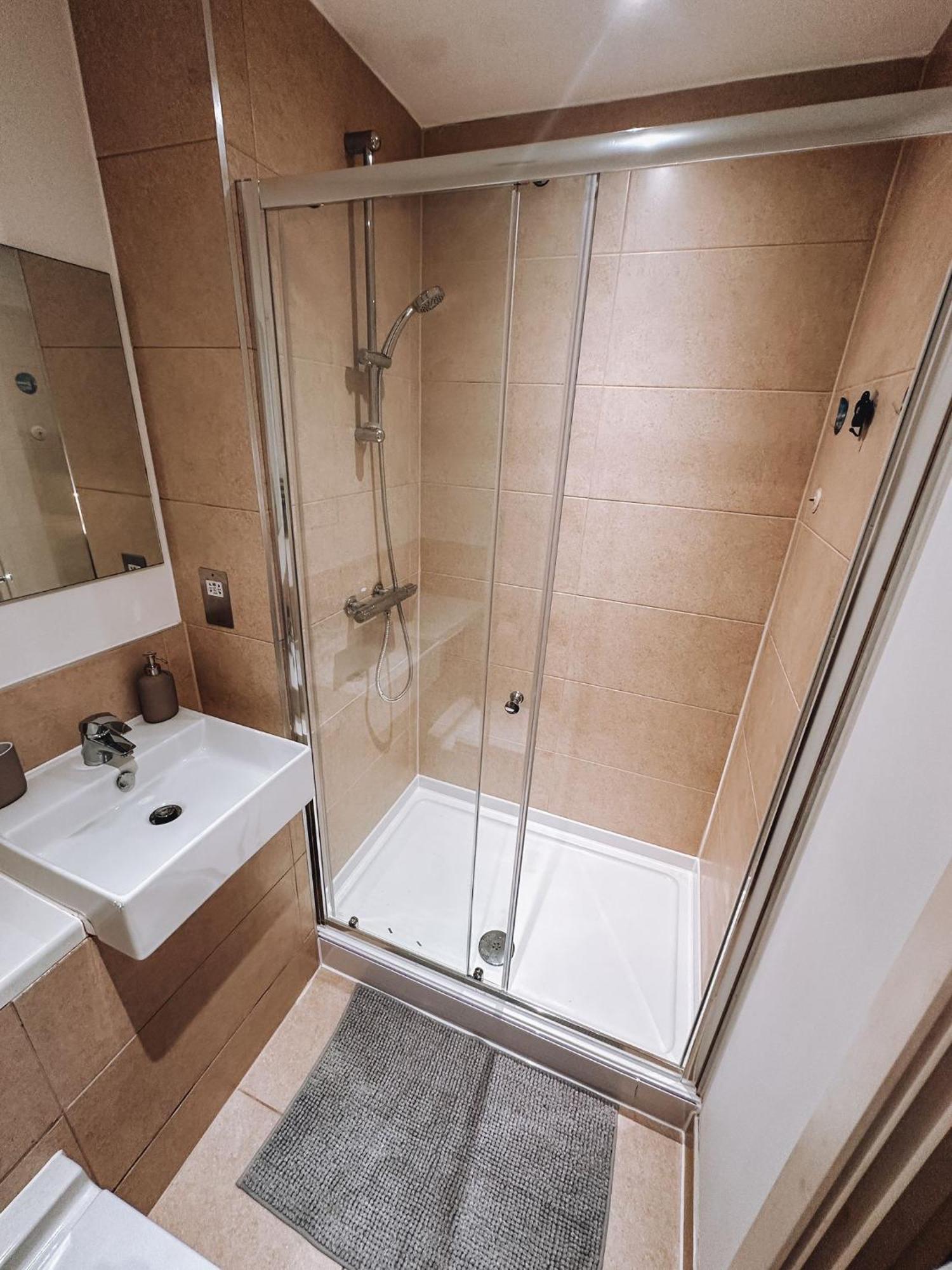Modern And Spacious 2 Bedroom Flat In Streatham Apartment London